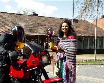 Hexe h&auml;t Motorrad an