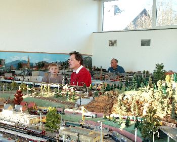 Bild der Anlage mit Eisenbahnfreunden